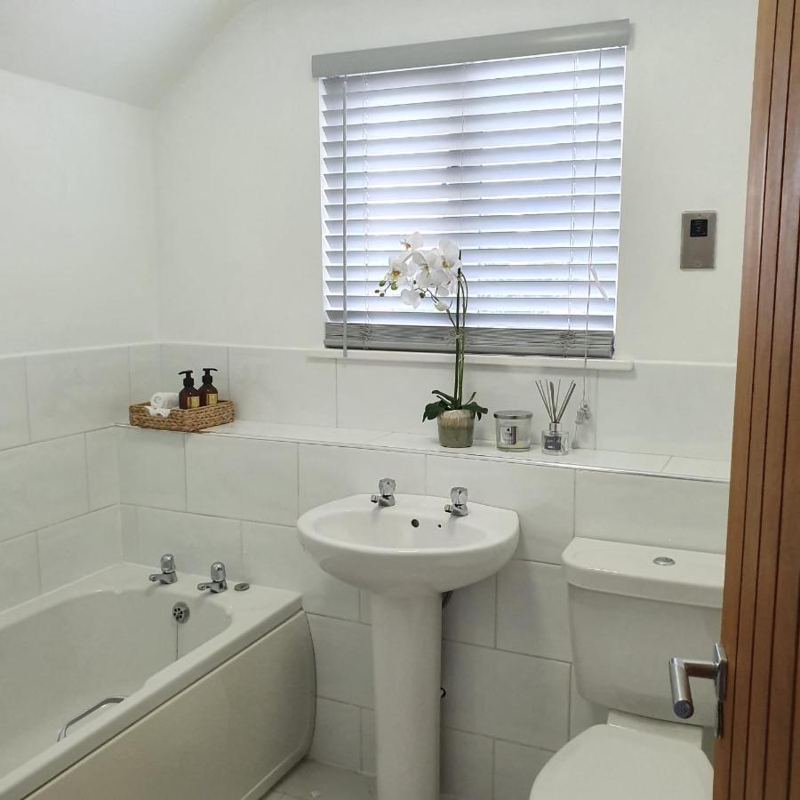 Spacious Beautiful And Warm Cottage With Parkingチェルムスフォード エクステリア 写真